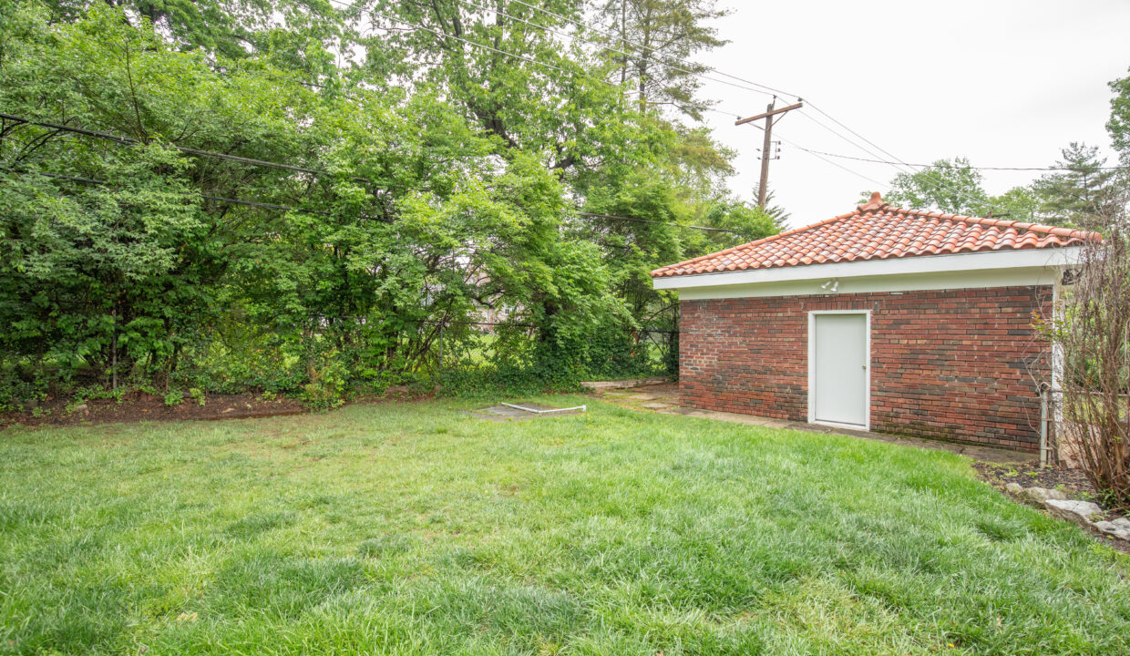 7325 A Lindell Blvd-6