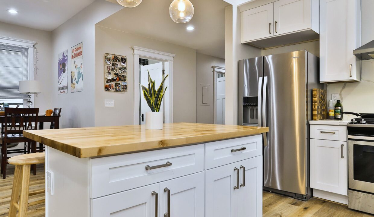 08 - Kitchen island angle