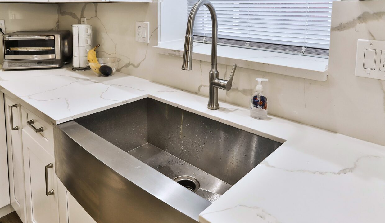 11 - Kitchen farmhouse sink