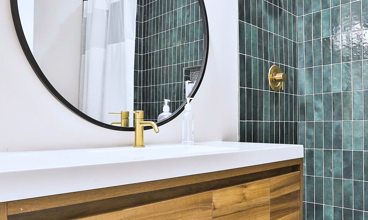 18 - Bathroom vanity