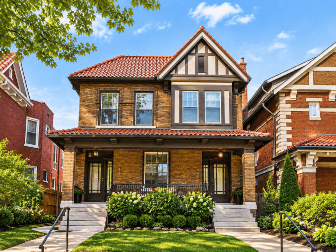 6105-6107 Waterman outside